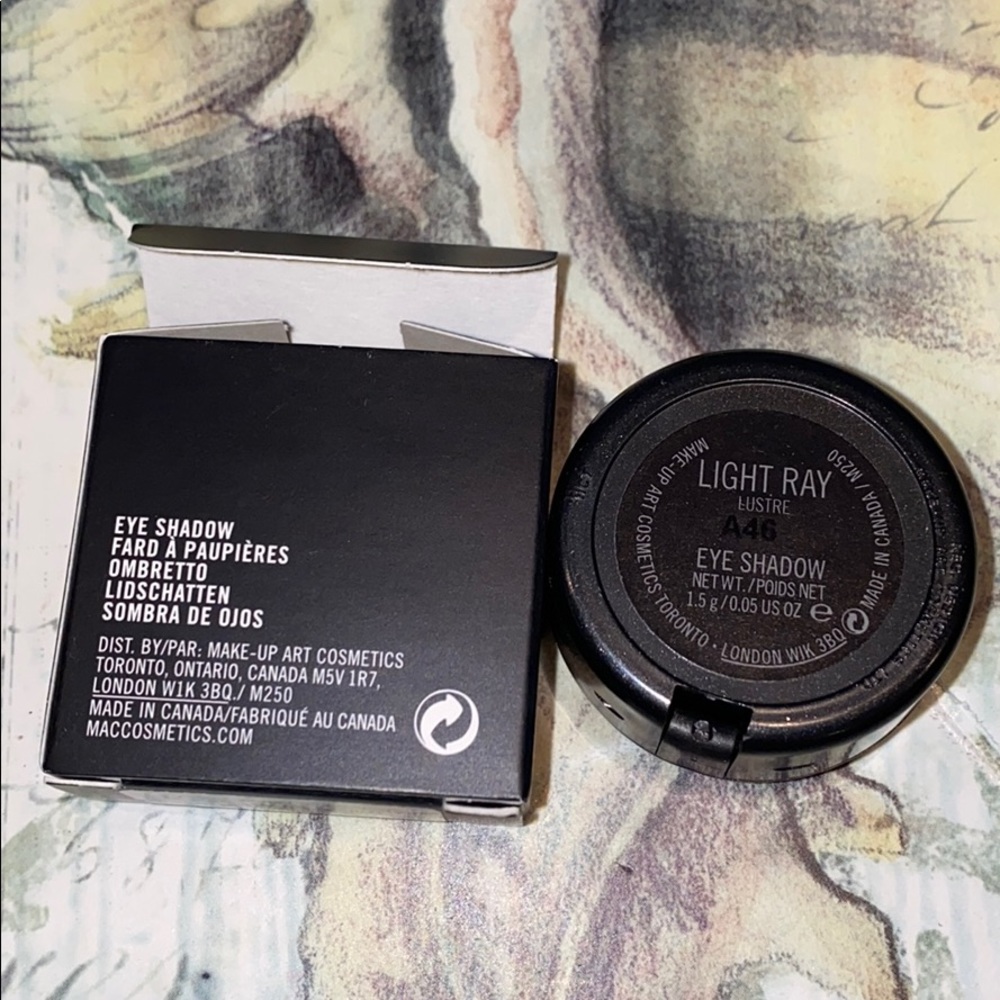 MAC COSMETICS BNIB Light Ray eyeshadow Rare Discontinued - Picture 3 of 3
